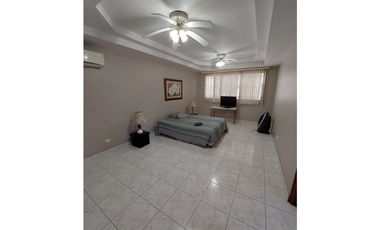 VILLA DE LAS FUENTES II / 400m2 / 2 PISOS / AMPLIA TERRAZA CON BAR