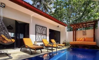 Villa Kolam Renang Pribadi Konsep Tropis