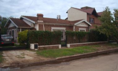 Burzaco: Hermoso Chalet Con 3 Dorm . Quincho Y Garage