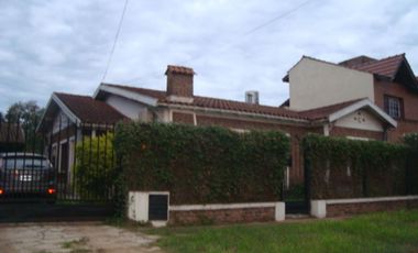 Burzaco: Hermoso Chalet Con 3 Dorm . Quincho Y Garage