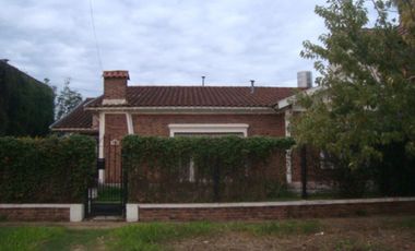 Burzaco: Hermoso Chalet Con 3 Dorm . Quincho Y Garage