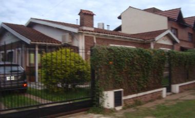 Burzaco: Hermoso Chalet Con 3 Dorm . Quincho Y Garage