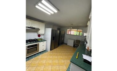 Se Alquila Casa Comercial en San Francisco $14.000 AB