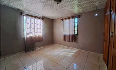 VENDO CASA DE DOS HABITACIONES ALGARROBOS