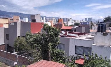 CERCA DEL CENTRO COMERCIAL CASA EN LA HERRADURA