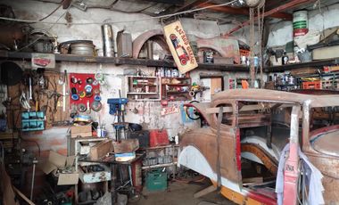 Casa Americana en VENTA con Galpón, Depósito o Taller en su fondo en Barrio Almafuerte de Glew.