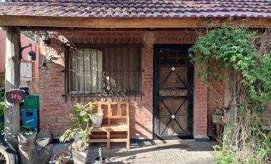 Casa Americana en VENTA con Galpón, Depósito o Taller en su fondo en Barrio Almafuerte de Glew.