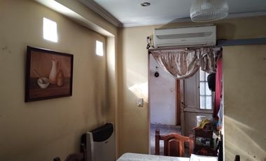 Casa Americana en VENTA con Galpón, Depósito o Taller en su fondo en Barrio Almafuerte de Glew.