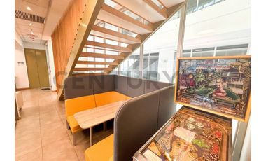 SE VENDE OF. AMOBLADA DE 2 PISOS EN C. EMPRESARIAL