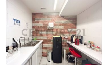 SE VENDE OF. AMOBLADA DE 2 PISOS EN C. EMPRESARIAL