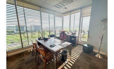 SE VENDE OF. AMOBLADA DE 2 PISOS EN C. EMPRESARIAL