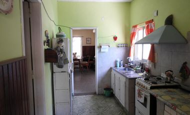 EXCELENTE PROPIEDAD CASA TRES AMBIENTES,  AMPLIO PATIO, GALPÓN , PARRILLA Y ENTRADA DE AUTO.