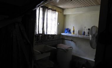 EXCELENTE PROPIEDAD CASA TRES AMBIENTES,  AMPLIO PATIO, GALPÓN , PARRILLA Y ENTRADA DE AUTO.