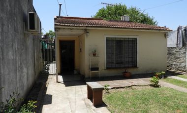 EXCELENTE PROPIEDAD CASA TRES AMBIENTES,  AMPLIO PATIO, GALPÓN , PARRILLA Y ENTRADA DE AUTO.