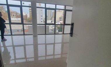 Oficina a estrenar en tercero piso en Garay entre Independencia y Catamarca