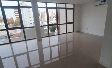 Oficina a estrenar en tercero piso en Garay entre Independencia y Catamarca