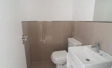 Oficina a estrenar en tercero piso en Garay entre Independencia y Catamarca