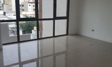 Oficina a estrenar en tercero piso en Garay entre Independencia y Catamarca
