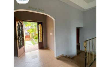 SE VENDE CASA URB. LA ROTONDA, LAS CUMBRES