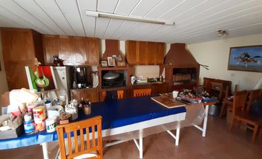 VENTA DE  EXCELENTE CASA, 4 dormitorios, garaje pasante, quincho pileta, OPORTUNIDAD