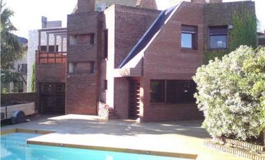 Chalet frente al Parque Primavesi. Quincho y piscina. Barrio San Carlos