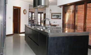 Chalet frente al Parque Primavesi. Quincho y piscina. Barrio San Carlos