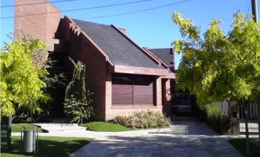 Chalet frente al Parque Primavesi. Quincho y piscina. Barrio San Carlos