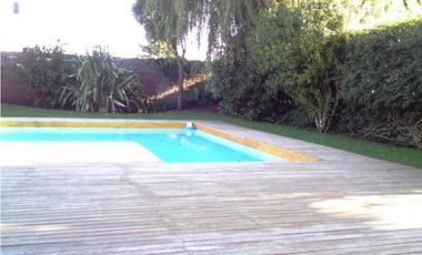 Chalet frente al Parque Primavesi. Quincho y piscina. Barrio San Carlos