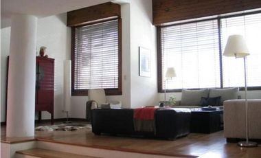 Chalet frente al Parque Primavesi. Quincho y piscina. Barrio San Carlos