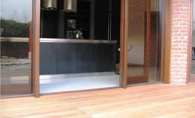 Chalet frente al Parque Primavesi. Quincho y piscina. Barrio San Carlos