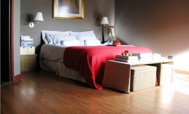 Chalet frente al Parque Primavesi. Quincho y piscina. Barrio San Carlos