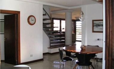 Chalet frente al Parque Primavesi. Quincho y piscina. Barrio San Carlos