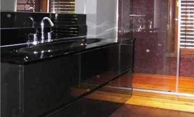 Chalet frente al Parque Primavesi. Quincho y piscina. Barrio San Carlos