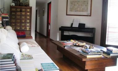 Chalet frente al Parque Primavesi. Quincho y piscina. Barrio San Carlos