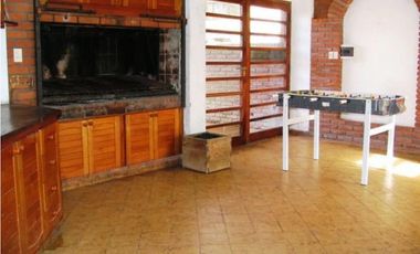 Chalet frente al Parque Primavesi. Quincho y piscina. Barrio San Carlos