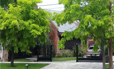 Chalet frente al Parque Primavesi. Quincho y piscina. Barrio San Carlos
