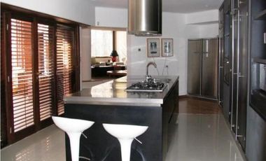 Chalet frente al Parque Primavesi. Quincho y piscina. Barrio San Carlos