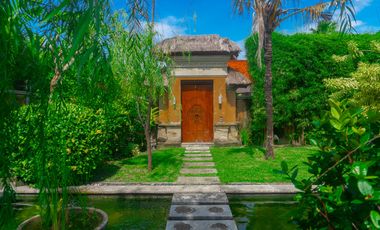 Leasehold - Tropical Estate with Huge Garden - Walking Distance to Berawa Beach, Canggu, Bali