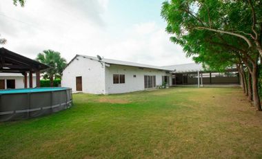 Venta de casa campestre con una hectárea en Monteria