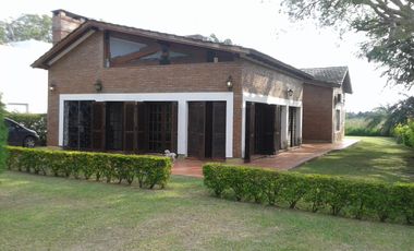 RC-Alquila CASA-CHALET-B° GOLF CLUB-Corrientes