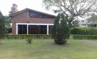 RC-Alquila CASA-CHALET-B° GOLF CLUB-Corrientes