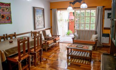 Casa de 3 ambientes con cochera y playroom en venta en Olivos