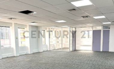 EXCELENTE OFICINA PARA ARRIENDO EN PLENO BARRIO EL GOLF