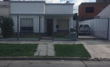 Casa en venta - 2 Dormitorios 1 Baño - Cochera - 217Mts2 - Morón