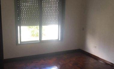 Casa en venta - 2 Dormitorios 1 Baño - Cochera - 217Mts2 - Morón