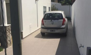 Casa en venta - 2 Dormitorios 1 Baño - Cochera - 217Mts2 - Morón