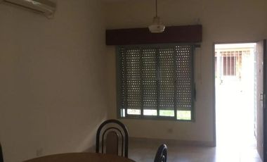 Casa en venta - 2 Dormitorios 1 Baño - Cochera - 217Mts2 - Morón