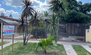 Casa 3 Amb. Y Depto 2 Amb.  Sobre Terreno de 385 m2 En Venta - Castelar