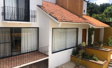 Espaciosa residencia de 4 recámaras 3 y medio baños, inmenso jardín