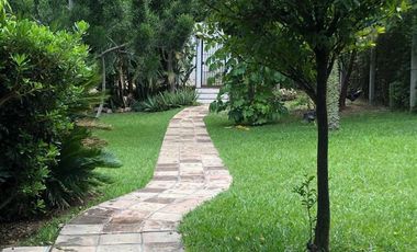 Espaciosa residencia de 4 recámaras 3 y medio baños, inmenso jardín